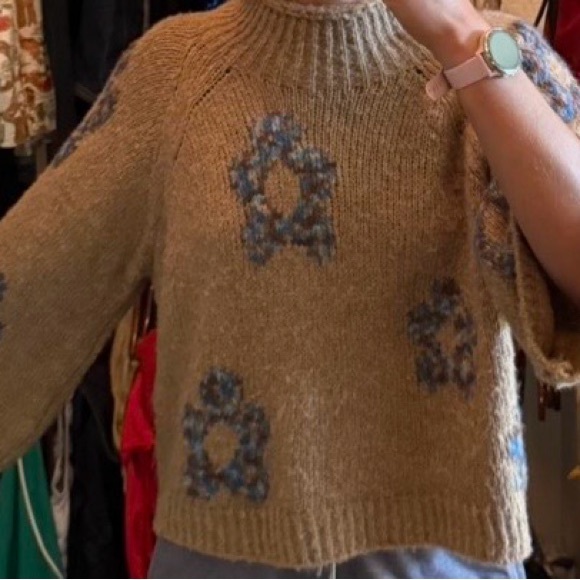 Elegant Tan Pullover with Blue Floral Design by Rita Ros - Picture 4 of 9